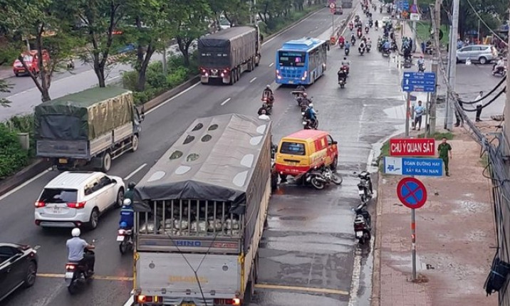 Ô tô tông liên hoàn 4 xe trước chợ đầu mối ở TPHCM, 2 người tử vong