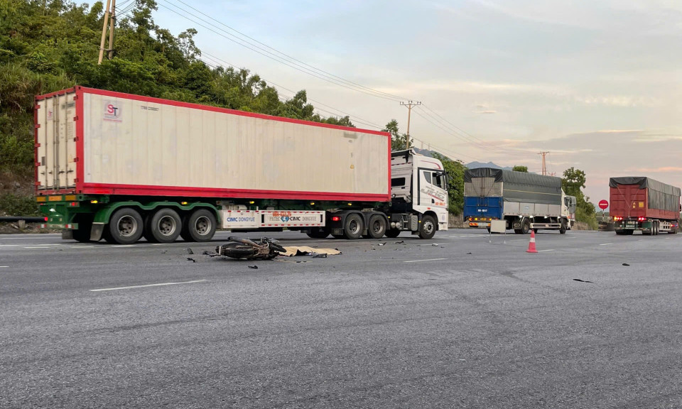 Xe tải va chạm xe máy trên đèo Con, một người tử vong tại chỗ