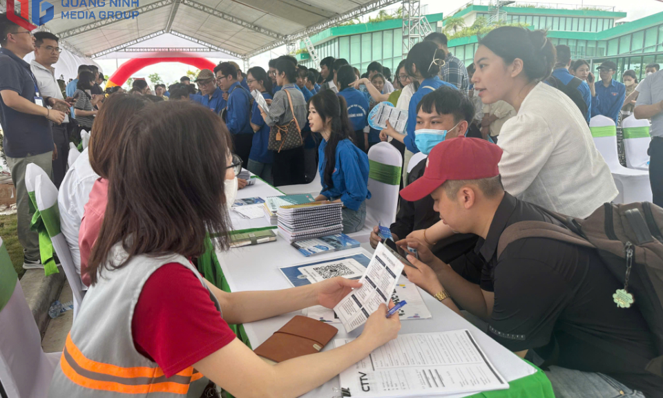 Gần 1.000 học sinh, sinh viên và người lao động tham gia Ngày hội việc làm năm 2025