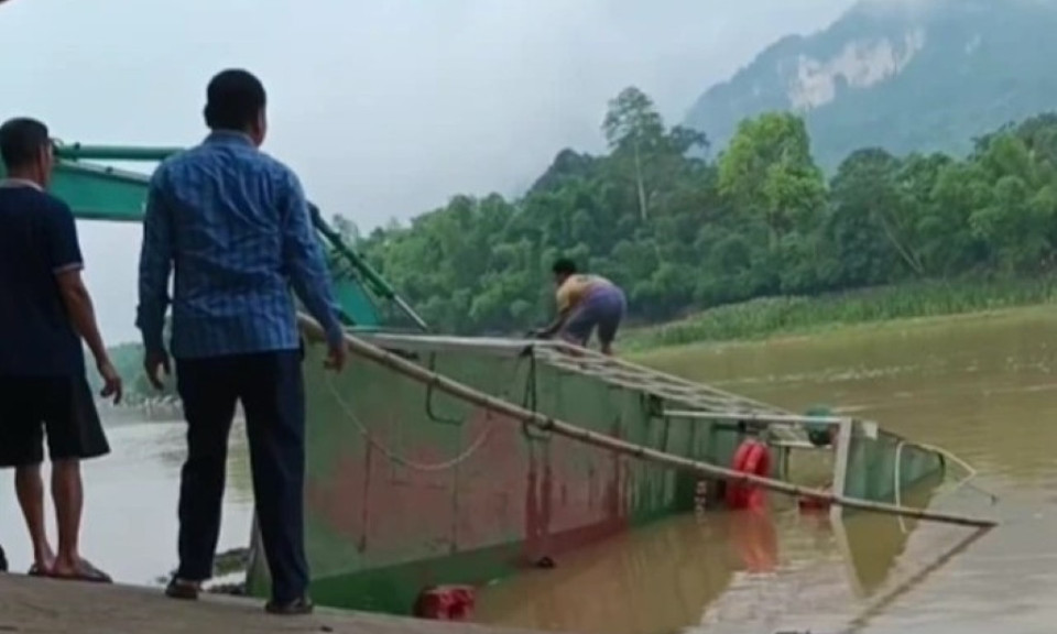 Đò chở 10 học sinh bị lật trên sông Mã