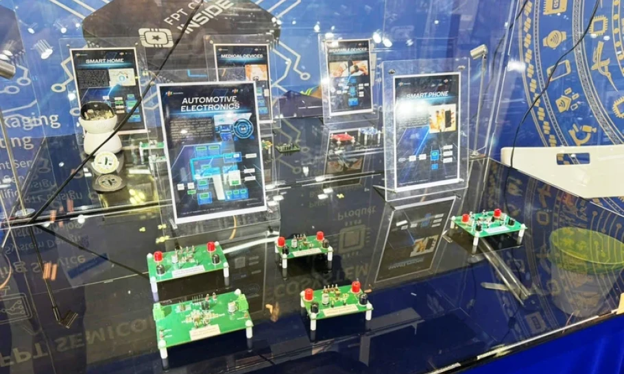 Chip "Make in Vietnam" lồng trong họa tiết trống đồng được trưng bày tại triển lãm bán dẫn ở Singapore