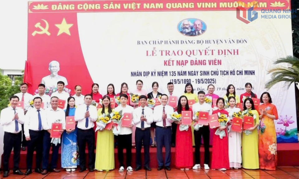 Khi công nhân ưu tú vào Đảng