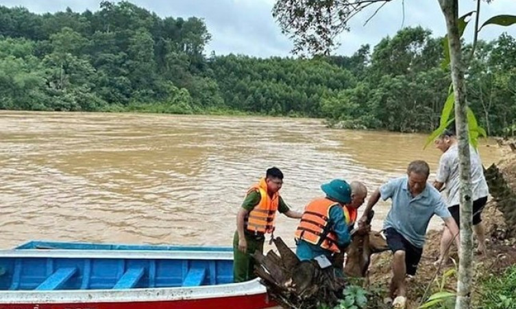 Giải cứu người đàn ông mắc kẹt trong lũ