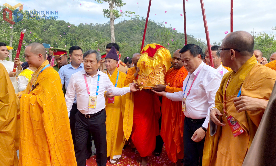 Đoàn cung rước xá lợi Đức Phật đã về đến Cung Trúc Lâm Yên Tử