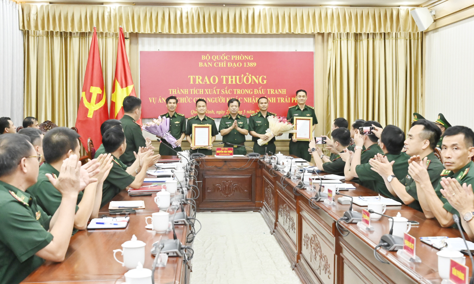 Khen thưởng nóng lực lượng triệt phá đường dây tổ chức đưa dẫn người XNC trái phép