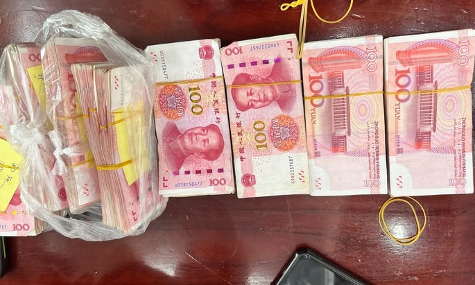 Bắt 4 phụ nữ giấu tiền trong người mang sang Trung Quốc