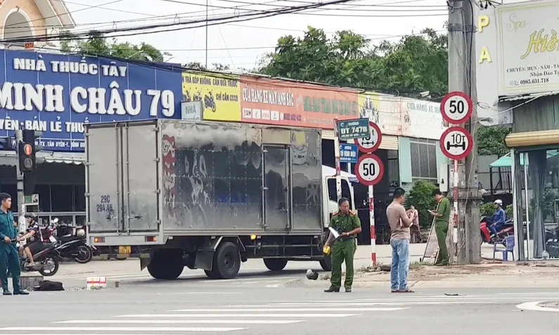 Nam thanh niên đi xe máy phanh gấp nhưng vẫn lao vào xe tải
