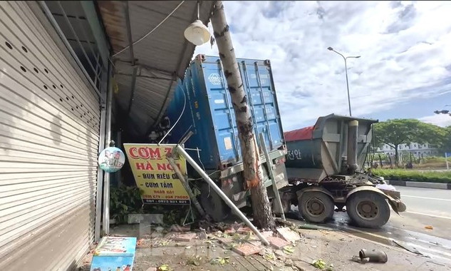 Xe ben và xe đầu kéo lao vào cửa hàng, đè bẹp ô tô ở Bình Dương