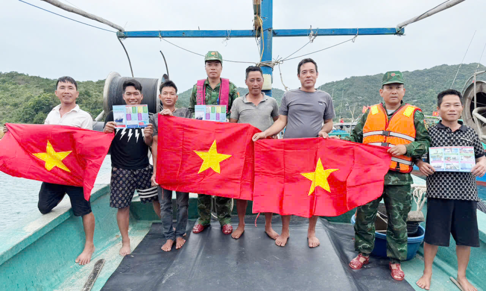 Đồn Biên phòng Đảo Trần: Tuyên truyền chống khai thác IUU cho ngư dân