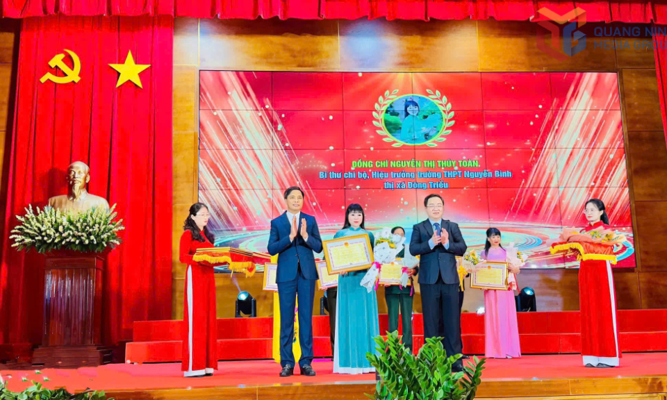 Gieo chữ bằng tâm, cảm hóa bằng tình