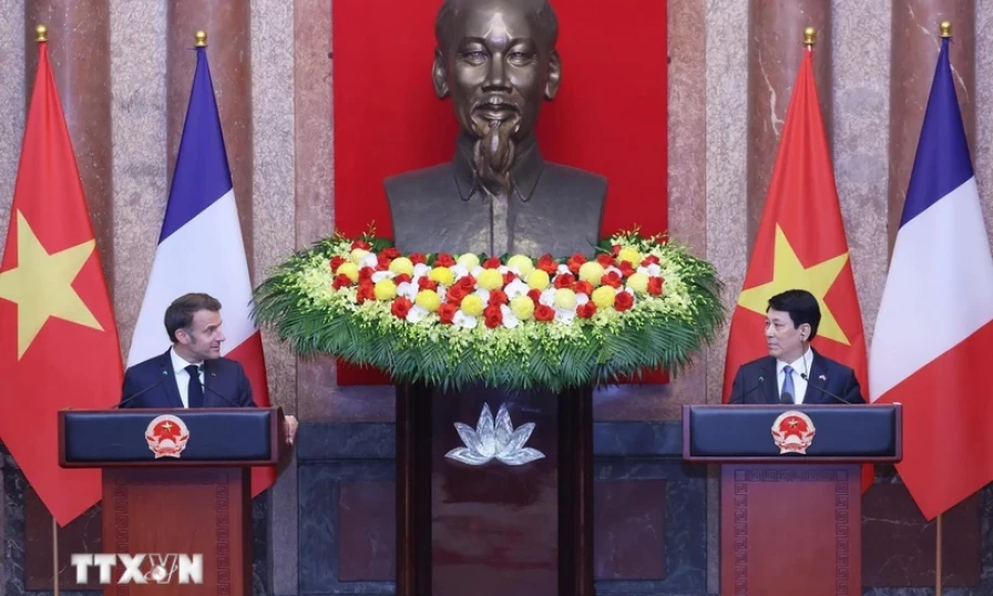 Chủ tịch nước Lương Cường và Tổng thống Pháp Emmanuel Macron gặp gỡ báo chí