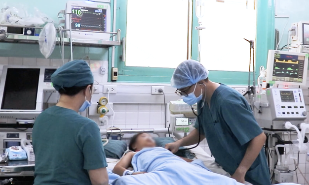 Bệnh nhi 8 tuổi ngưng tim sau 10 phút bị cuốn vào cửa cuốn