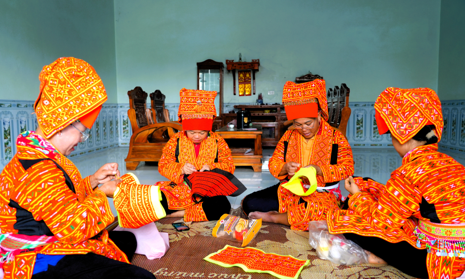 Nghề may trang phục truyền thống của người Dao ở Ba Chẽ