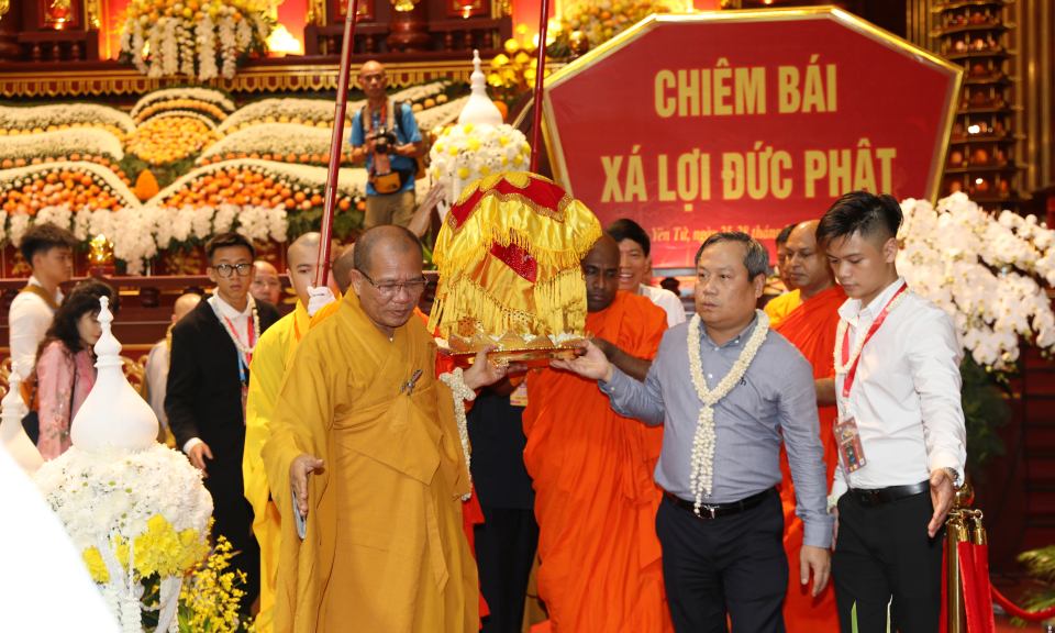 Cung tiễn xá lợi Phật từ Cung Trúc Lâm Yên Tử về chùa Chuông, Hưng Yên
