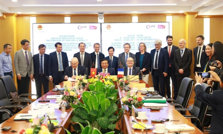 Việt Nam, France sign MoU to strengthen railway cooperation