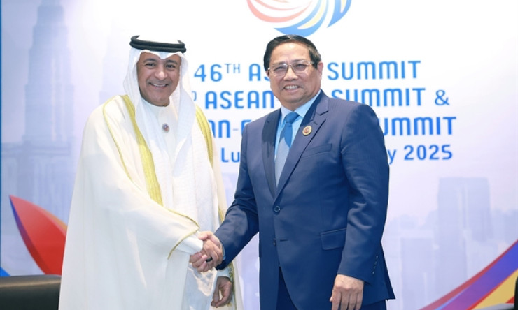 PM meets with GCC Secretary-General in Malaysia