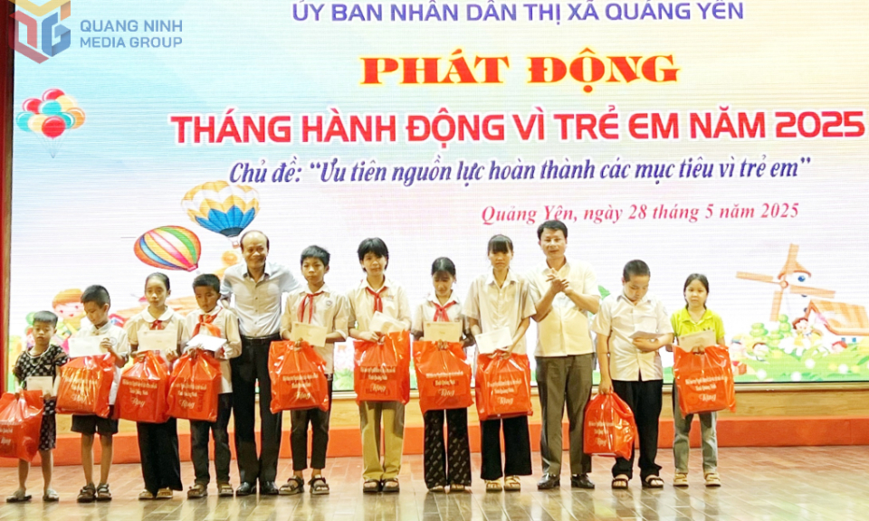 Trao đỡ đầu và học bổng cho 32 học sinh mồ côi, khuyết tật có hoàn cảnh khó khăn
