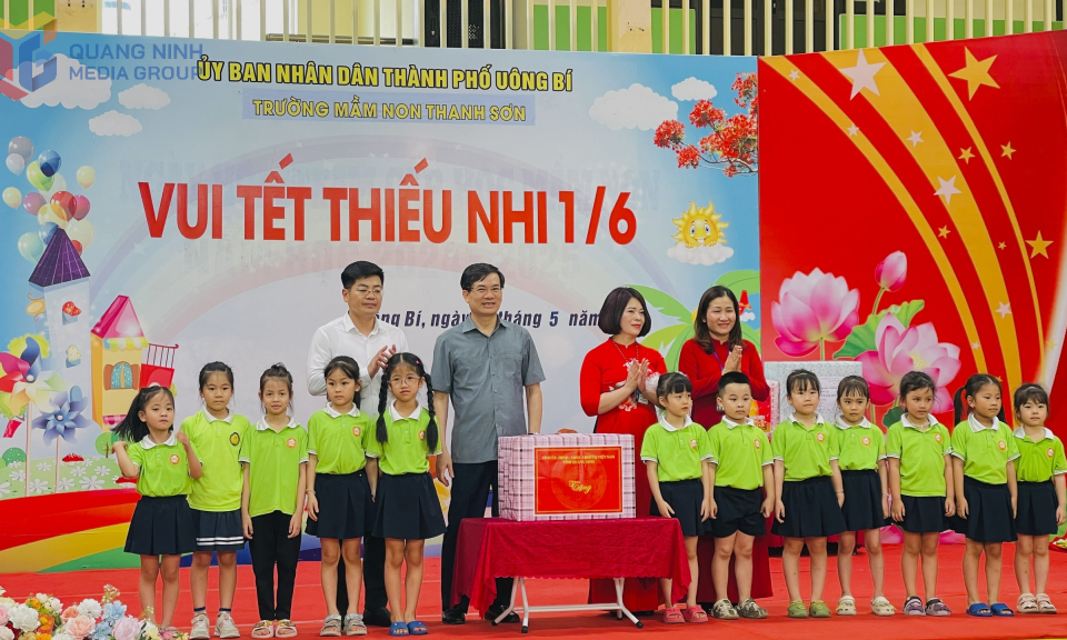 Phó Bí thư Tỉnh ủy Vũ Quyết Tiến tặng quà Tết thiếu nhi tại TP Uông Bí