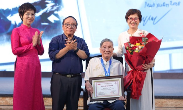 Nhạc sĩ Phạm Tuyên nhận giải Hiệp sĩ Dế Mèn