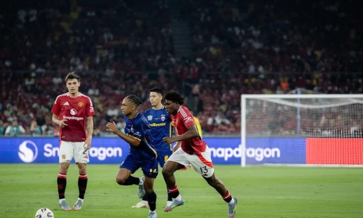 Các ngôi sao Đông Nam Á đánh bại Man United