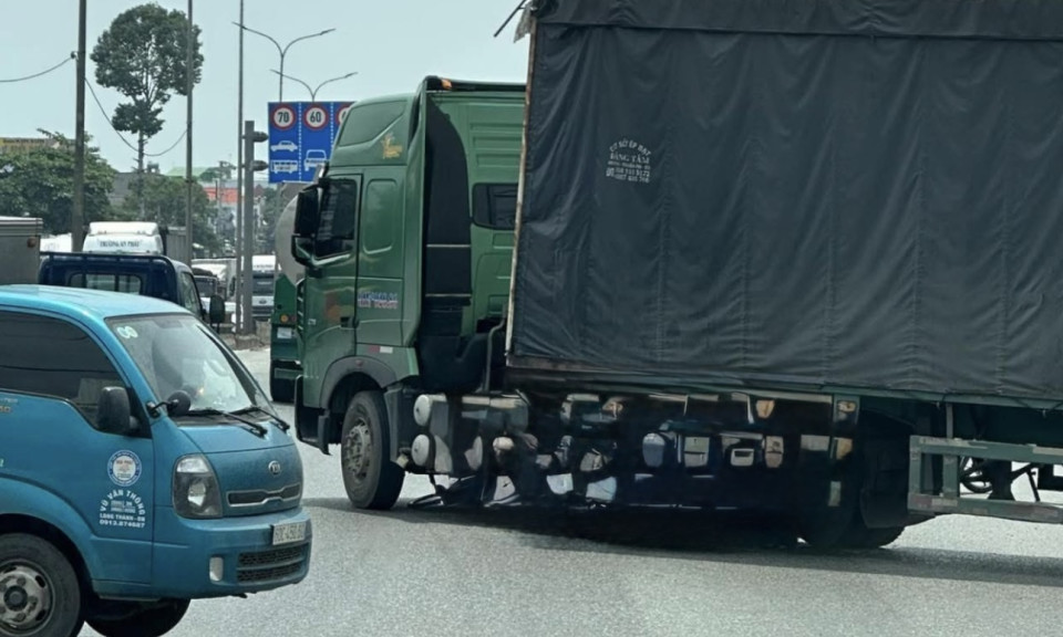 Va chạm giữa xe đầu kéo và xe đạp ở ngã tư Lộc An, một người tử vong tại chỗ