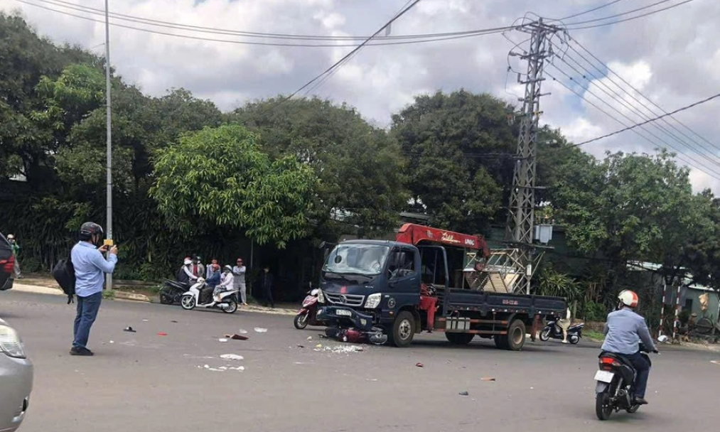 Gia Lai: Tông vào xe cần cẩu, hai người phụ nữ thương vong