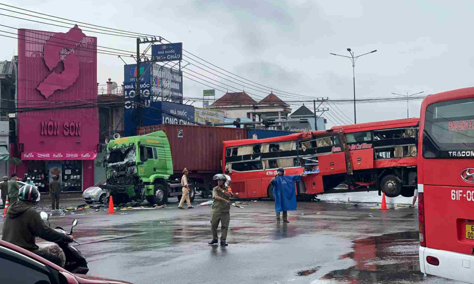 Xe container và xe khách biến dạng sau tai nạn, nhiều người hoảng loạn