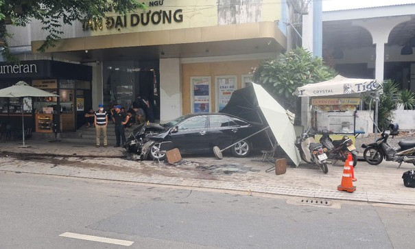 Ô tô gây tai nạn liên hoàn ở Quảng Ngãi, 2 người bị thương