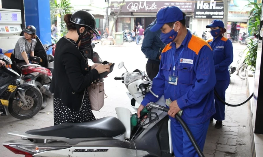 Không trích lập quỹ bình ổn, giá xăng RON95-III tăng nhẹ 33 đồng mỗi lít