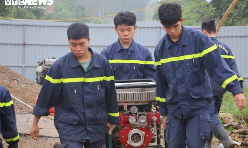Dừng hút nước, mở rộng phạm vi tìm kiếm nạn nhân mất tích ở 'hố tử thần' 