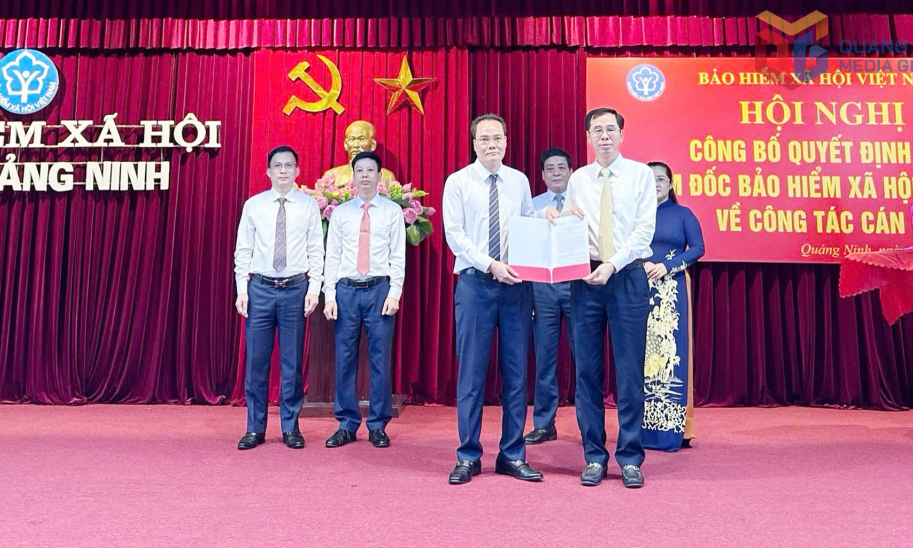Trao Quyết định Giám đốc BHXH Khu vực VIII 