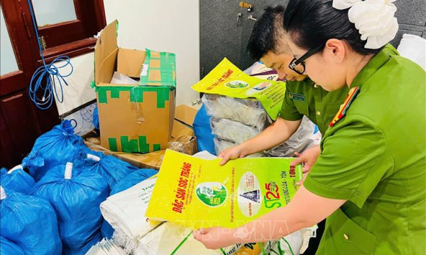 Khởi tố 2 chủ cửa hàng ở Hà Nội kinh doanh khoảng 23 tấn gạo giả nhãn hiệu