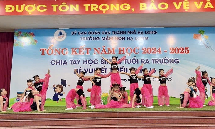 Tặng quà, vui Tết Thiếu nhi ở Mầm non Hạ Long