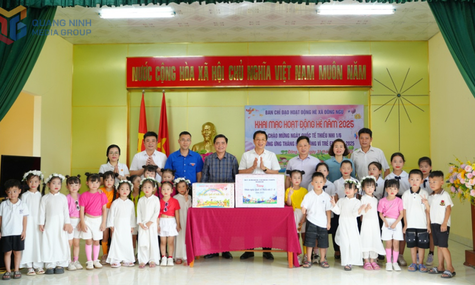Chủ tịch Ủy ban MTTQ tỉnh tặng quà Tết Thiếu nhi 1/6 tại xã Đông Ngũ, huyện Tiên Yên