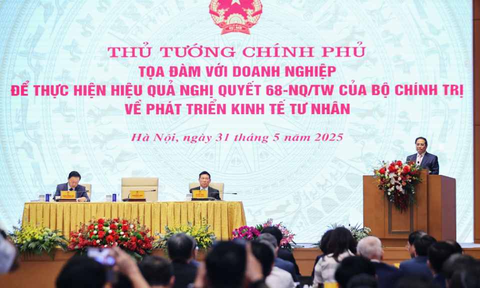 Thủ tướng Chính phủ toạ đàm với doanh nghiệp về phát triển kinh tế tư nhân