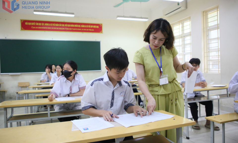 Các thí sinh làm thủ tục tham gia Kỳ thi tuyển sinh vào lớp 10 THPT năm học 2025-2026