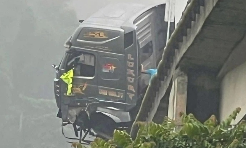 3 ô tô tông liên hoàn trên cao tốc 2 làn, đầu xe container lơ lửng trên thành cầu