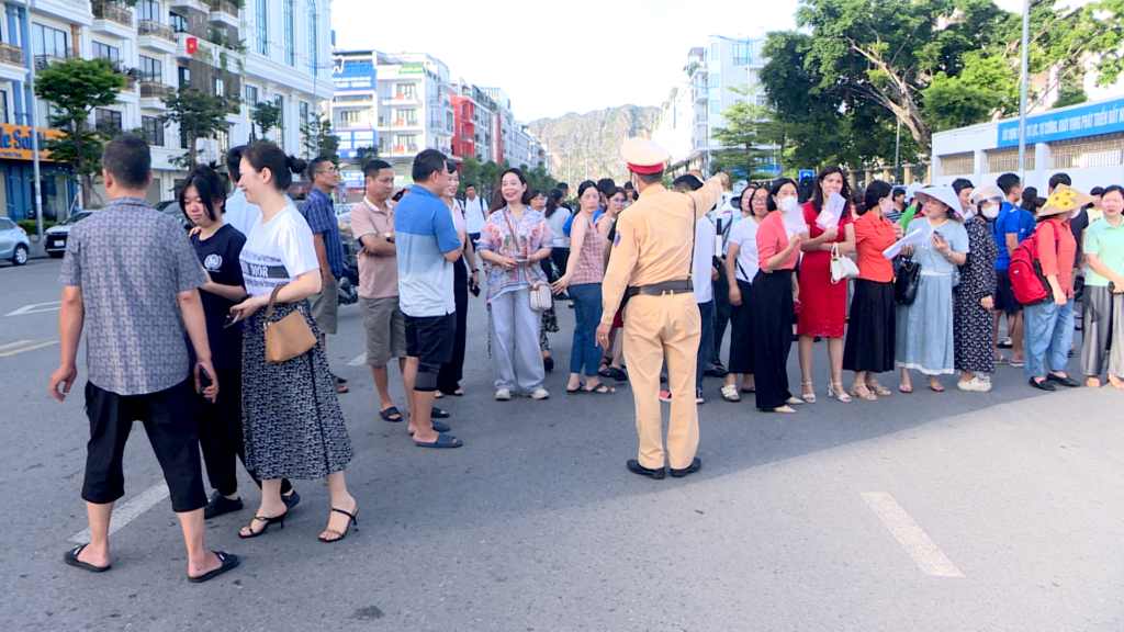 Lực lượng CSGT nhắc nhở các phụ huynh không làm cản trở, ảnh hưởng hoạt động giao thông trong quá trình đưa, đón con em tham gia kỳ thi.