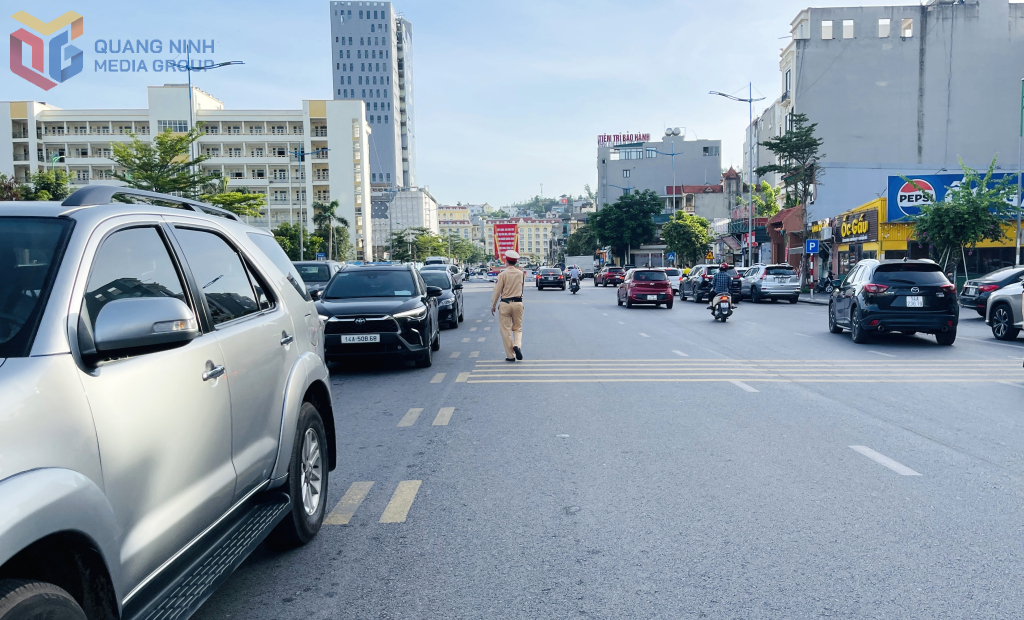 Buổi thi đầu tiên kỳ thi vào lớp 10 THPT, mật độ phương tiện giao thông đông đúc song tình hình TTATGT toàn tỉnh vẫn được đảm bảo an toàn, thông suốt.