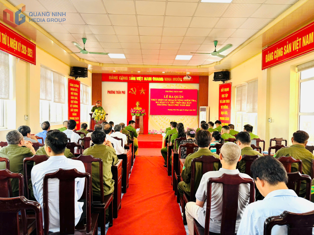 Trong sáng nay Công an 171/171 xã, phường, thị trấn trong toàn tỉnh đã đồng loạt triển khai tổng kiểm tra, rà soát cư trú trên địa bàn.
