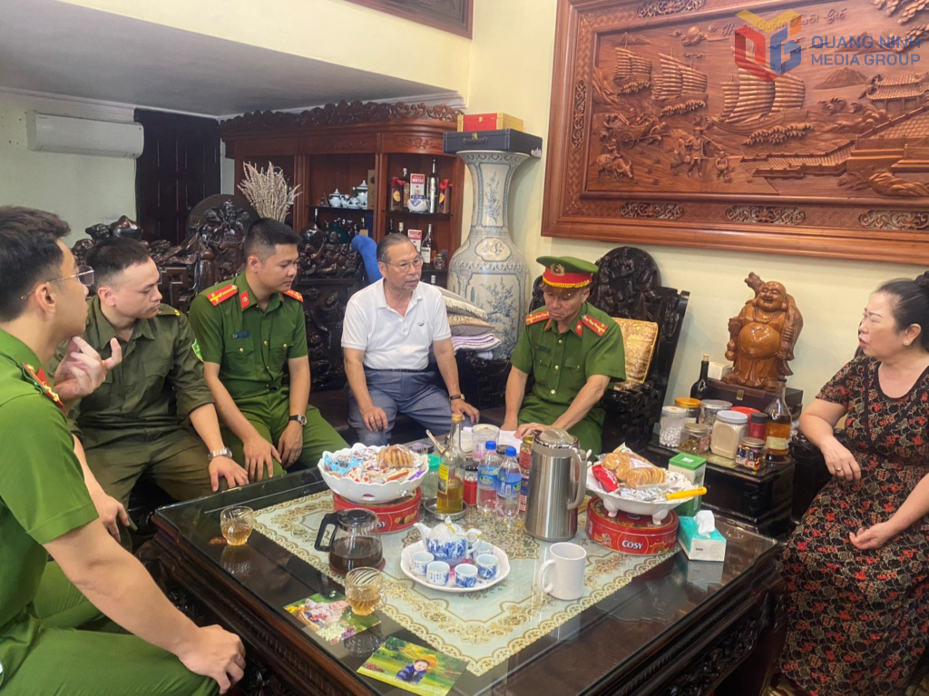 Trong quá trình kiểm tra rà soát cư trú lực lượng công an tiếp tục hướng dẫn hỗ trợ người dân đóng góp ý kiến tham gia vào dự thảo sửa đổi Hiến pháp trên VNeID.