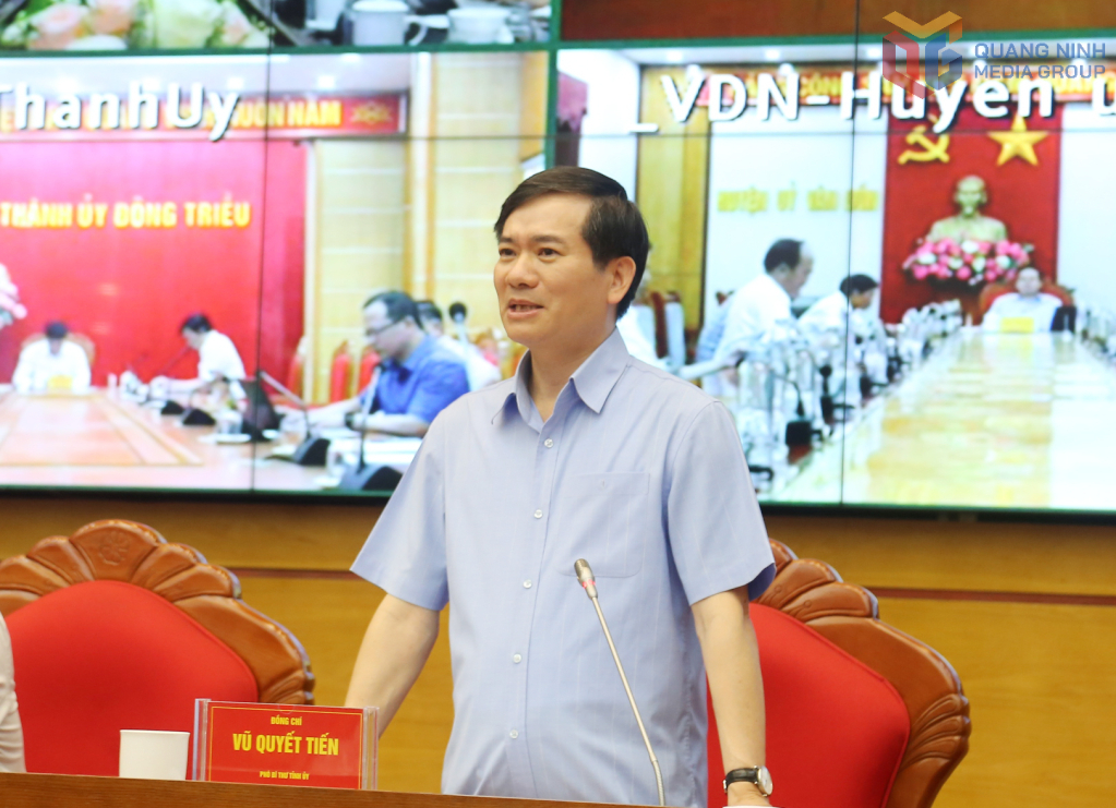 Đồng chí Vũ Quyết Tiến, Phó Bí thư Tỉnh ủy, phát biểu tại cuộc họp.