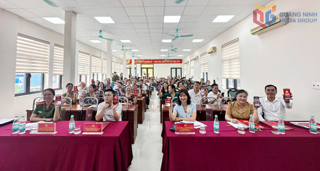 Phường Hồng Hà tổ chức lấy ý kiến nhân dân vào dự thảo Nghị quyết trên ứng dụng định danh điện tử VNeID.