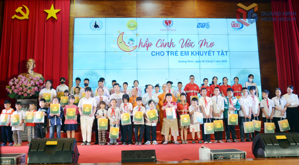 Đại diện Hội Cứu trợ trẻ em tàn tật Việt Nam, Hội Bảo trợ NKT- TMC tỉnh, Quỹ Vì trẻ em khuyết tật Việt Nam cùng các nhà hảo tâm trao tặng quà cho trẻ em có hoàn cảnh đặc biệt chương trình nâng bước trẻ em mồ côi, khuyết tật đến trường năm 2025.