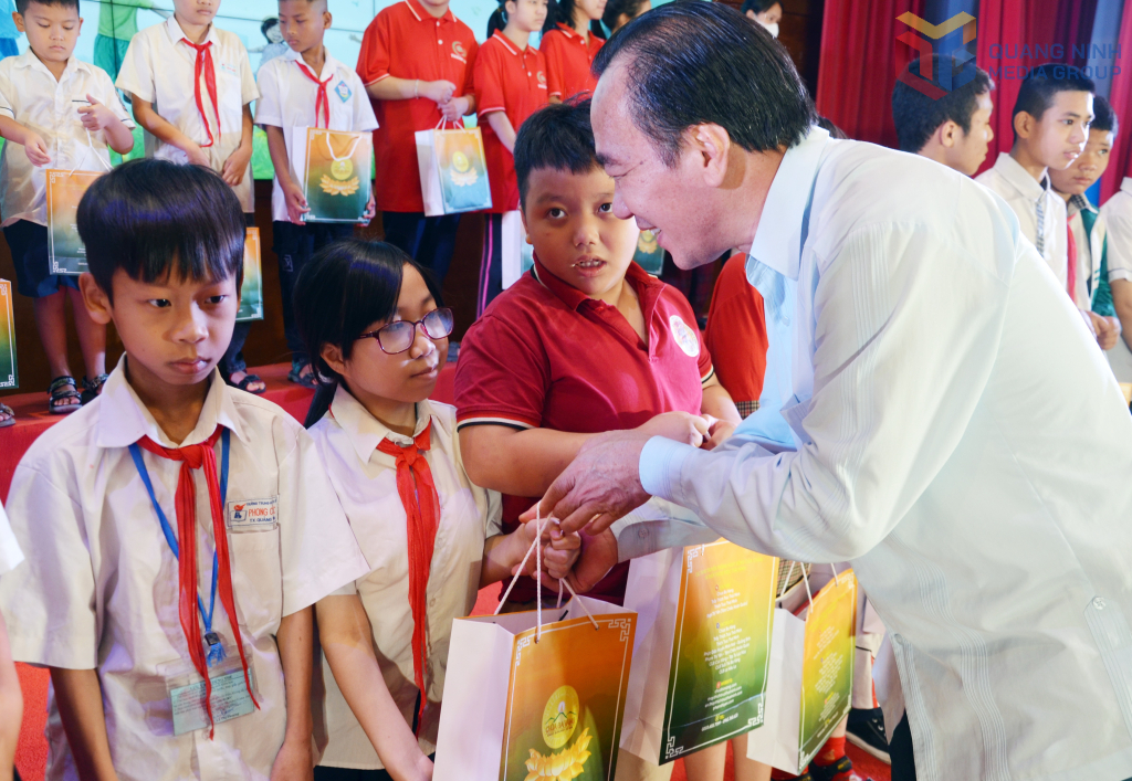 Ông Nguyễn Sách Thực Chủ tịch Hội Cứu trợ trẻ em tàn tật Việt Nam trao tặng quà cho em Nguyễn Phương Anh (phường Trần Hưng Đạo, TP Hạ Long).