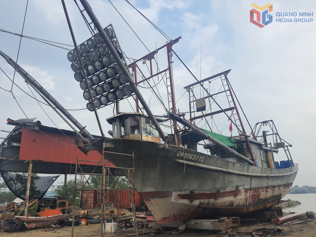 Một tàu cá của ngư dân huyện Hải Hà vào xưởng sửa chữa, bảo dưỡng sau thời gian khai thác trên biển.