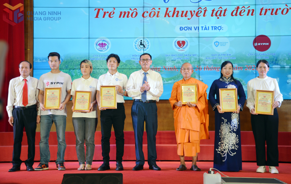 Hội Bảo trợ NKT&TMC tỉnh trao ghi nhận tấm lòng nhân ái đến các nhà tài trợ.
