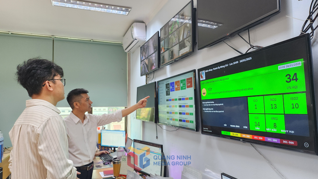 Các thông số từ các trạm quan trắc môi trường tự động đều được truyền trực tiếp từ các trạm cơ sở về Trung tâm Quan trắc TN&MT (Sở NN&MT). Ảnh: Thanh Hoa