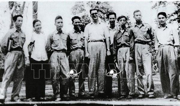 Ngày 21/4/1950, tại xóm Roòng Khoa, xã Ðiềm Mặc, trong khu ATK Ðịnh Hóa (Thái Nguyên), Hội Những người viết báo Việt Nam (nay là Hội Nhà báo Việt Nam) được thành lập. Trong ảnh: Các nhà báo Việt Nam và quốc tế dự Đại hội lần thứ I - Hội Những người làm báo Việt Nam, ngày 21/4/1950. Ảnh: TTXVN