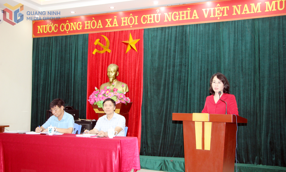 Đồng chí Trịnh Thị Minh Thanh, Phó Bí thư Thường trực Tỉnh ủy, Chủ tịch HĐND tỉnh, phát biểu tại buổi sinh hoạt chi bộ.